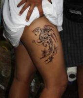kobieta z tatuażem na udzie