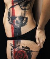 czaszka motyl i róża tatuaże na boku