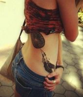 łapacz snów na żebrach i biodrze