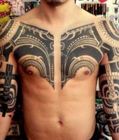 wzór maori na klatce piersiowej i rękach