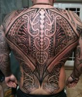 maoryski duży tatuaż na plecach