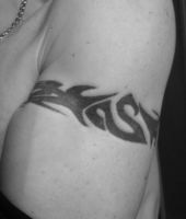 tatuaże tribale opaski na bicepsie