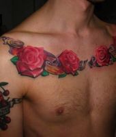 tatuaże róże na klatce piersiowej
