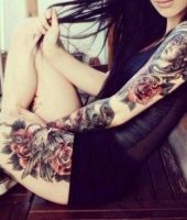 kobieta z tatuażem - róże