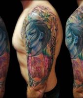 kobieta z niebieską twarzą