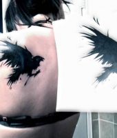 wzór na tatuaż czarnego ptaka