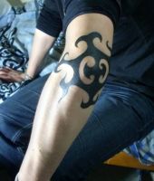 tatuaż tribal na łokciu
