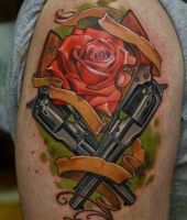 pistolety i róża tatuaż dla kobiety