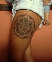wzory tatuaży na udzie dla kobiety