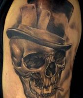 czaszka w kapeluszu i kartami