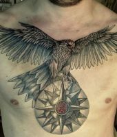 jastrząb tatuaż na klatce piersiowej