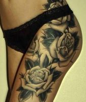 róże tatuaże na biodrze dla kobiet