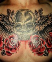 czaszka na klatce piersiowej z kwiatami