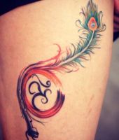 pióro pawia tatuaż na udzie