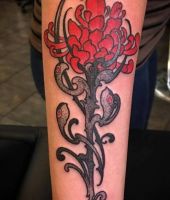 czerowny kwiat na nadgarstku