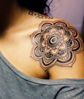 wzór tatuażu w kształcie kwiatka