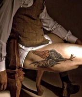 kogut tatuaż na udzie