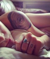 ciekawy tatuaż na ramieniu