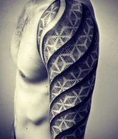 niesamowity tatuaż na ramieniu