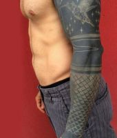 czarny tatuaż z jasnymi liniami