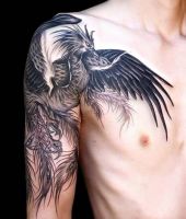 duży piękny ptak tatuaż na ramieniu