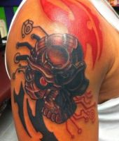 czaszka i tribal tatuaż na ramieniu