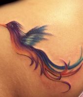 kolorowy ptak tatuaż na łopatce