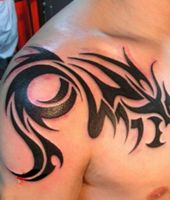 tribal smok tatuaż na ramieniu