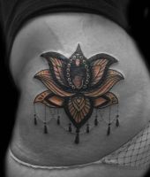 kwiat lotosu na biodrze