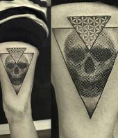czaszka w trójkącie tatuaże na udzie