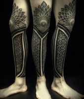 wzory tatuaży geometryczne na nodze