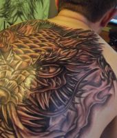 duża głowa smoka wytatuowana na plecach