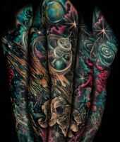 astronauta i stacja kosmiczna w kosmosie