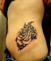 tatuaże róże na biodrze kobiecym