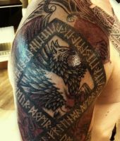 na ramieniu wzór tatuażu