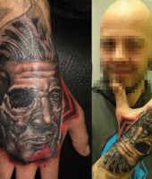twarz mężczyzny tatuaż na ręce