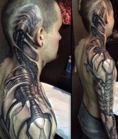 biomechaniczny tatuaż mężczyzny