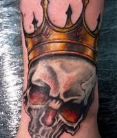 czaszka w złotej koronie
