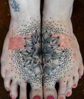 symetryczne tatuaże na stopach