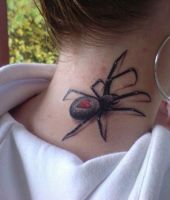 pająk tatuaż na karku
