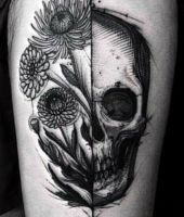 pół czaszki i kwiaty