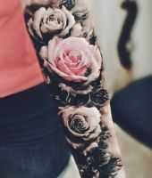 białe róże tatuaże na ręcę
