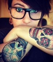 dwie czaszki pod lokciami