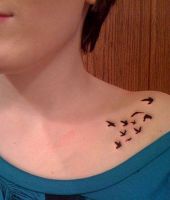 małe ptaszki tatuaże na obojczyku