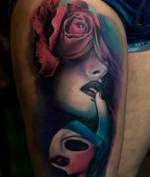 tatuaże na udzie z kobietami i różami