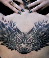 sowa w locie tatuaż na plecach