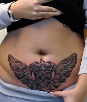 czaszka w koronie ze skrzydłami