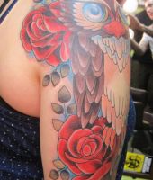 sowa z czerwonymi różami