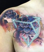 tatuaże na obojczyku kwiaty