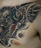 szkielet tatuaż na klatce piersiowej